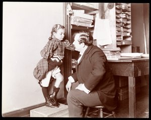 若い女性患者のイギリス人骨セッター、アトキンソン教授、1898年（銀ゼラチンプリント）